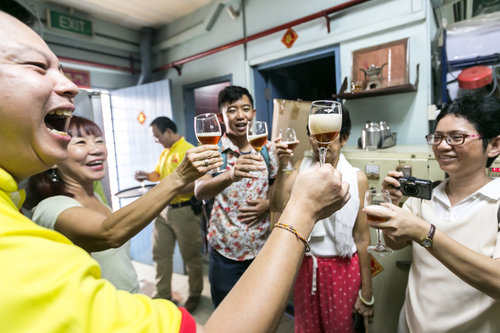 Proposing a toast (of tea) with participants at the Smells of Chinatown workshop in Pek Sin Choon